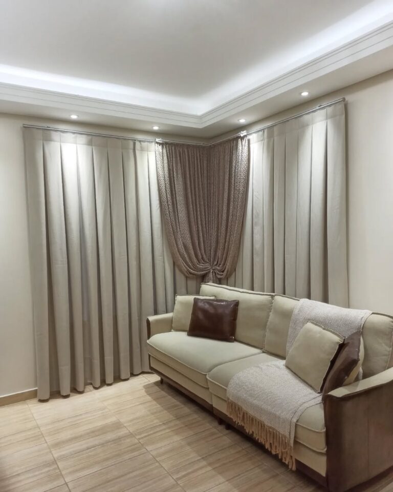 Cortina em linho amêndoa com pregas macho e 01 lindo xale lateral em tela Paris.
