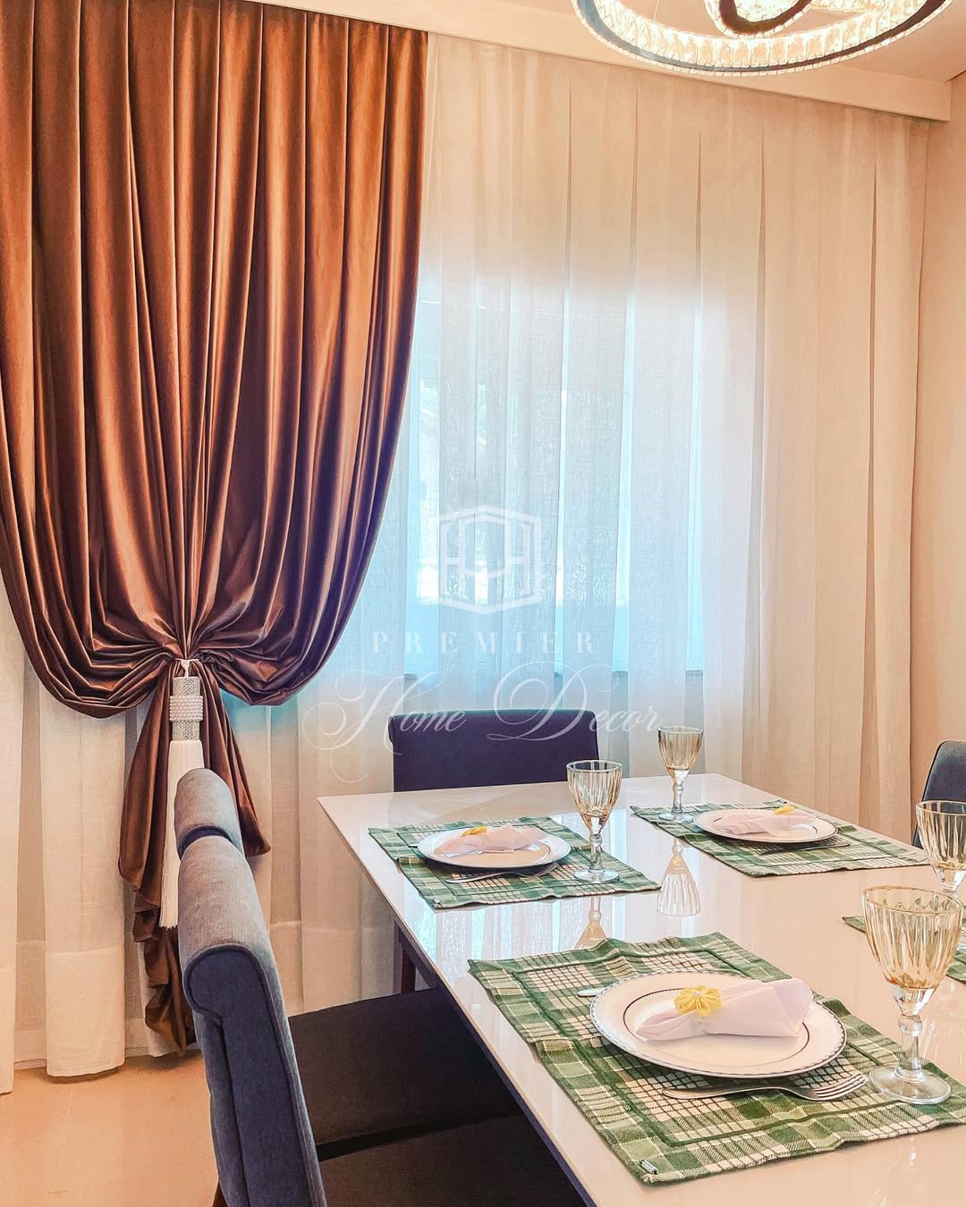 E vamos aos detalhes dessa escolha- A cortina de linho off white traz uma sensação de leveza e s